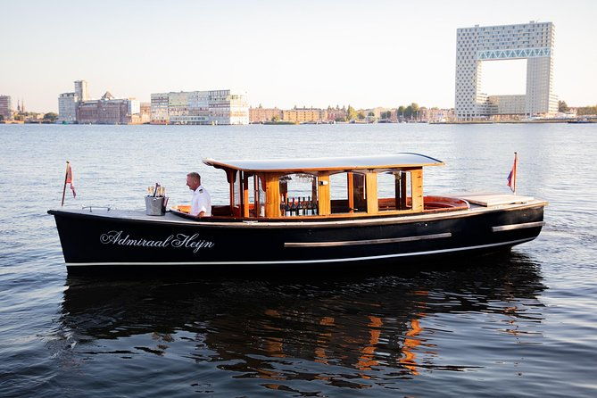 private-boat-tour-on-a-electric-saloon-boat