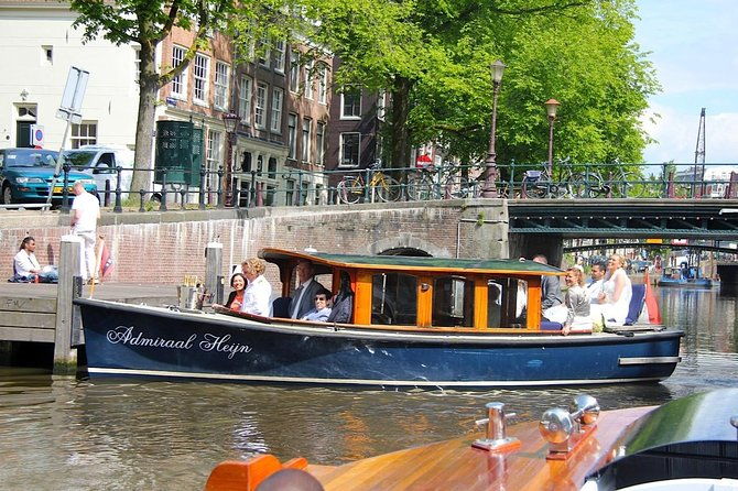 private-boat-tour-on-a-electric-saloon-boat