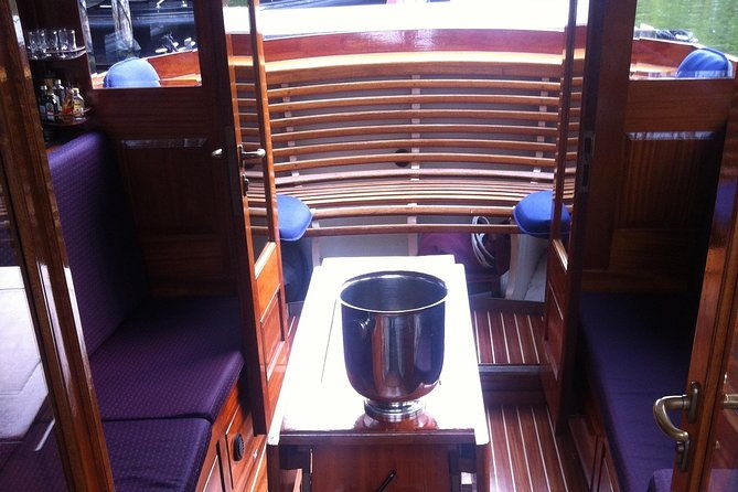 private-boat-tour-on-a-electric-saloon-boat