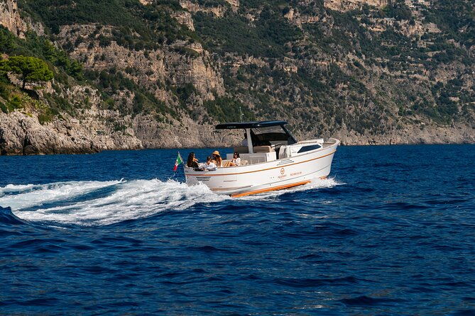 private-boat-tour-to-capri-departing-from-positano