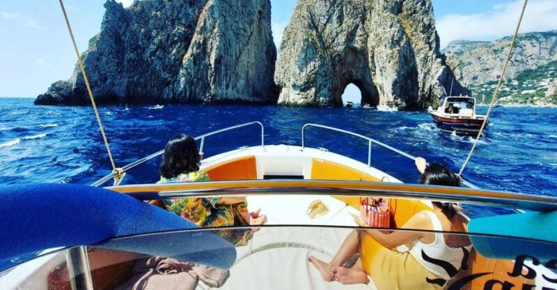 private-boat-tour-to-capri-with-aperitif