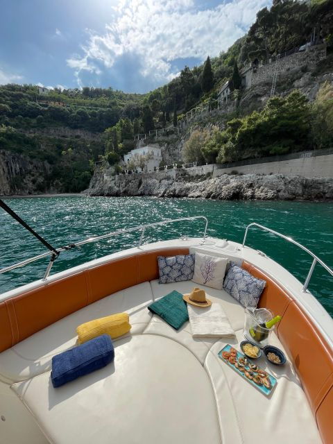 private-boat-tour-to-capri-with-aperitif