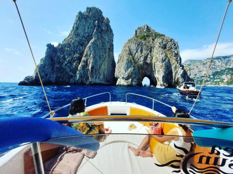 private-boat-tour-to-capri-with-aperitif