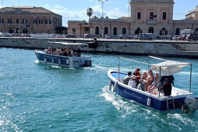 Private boat tour with prosecco and fresh fruit - Key Points