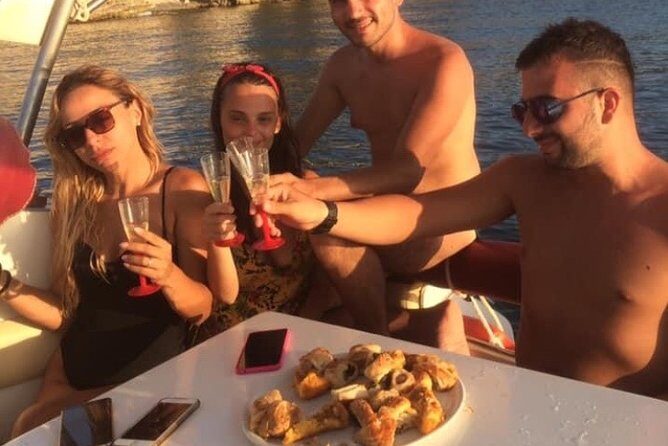Private boat tour with prosecco and fresh fruit - The Experience of the Guides and Captain