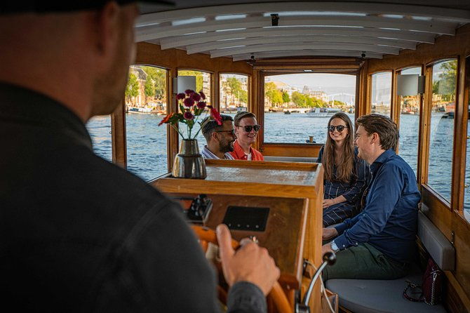 private-boat-tours-amsterdam-welcome-drink-amsterdam-canals