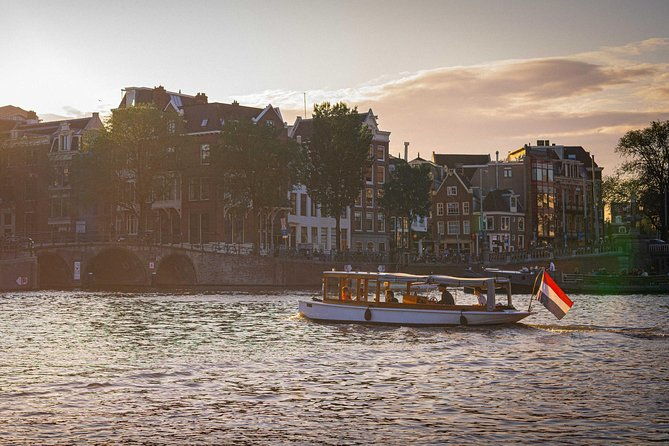 private-boat-tours-amsterdam-welcome-drink-amsterdam-canals