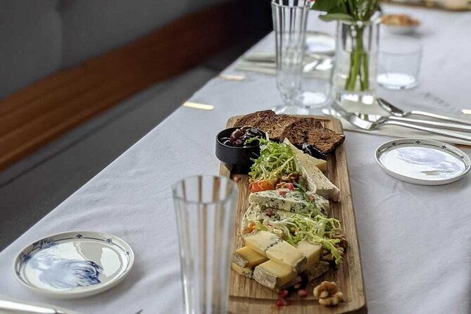 private-boat-tours-amsterdam-welcome-drink-amsterdam-canals