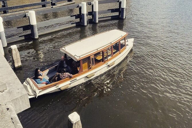 private-boat-tours-amsterdam-welcome-drink-amsterdam-canals