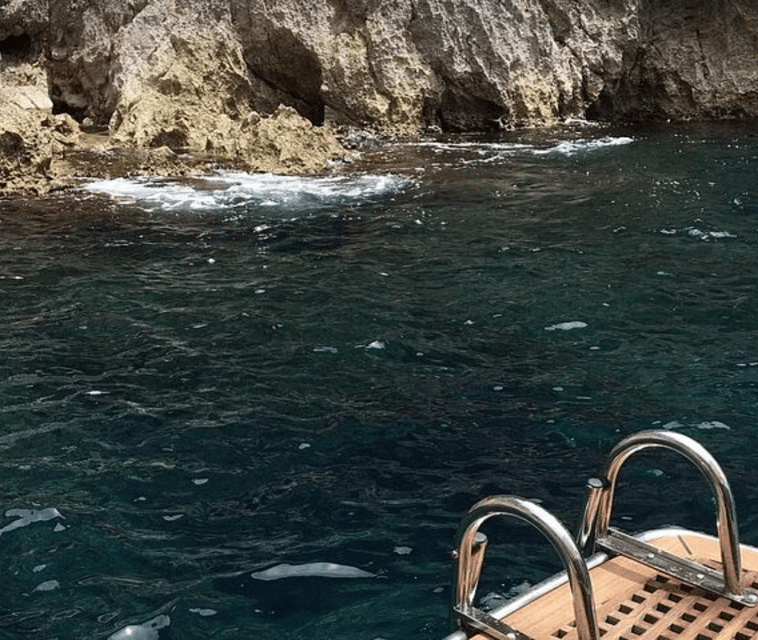 private-boat-trip-to-capri-with-aperitif-included-2