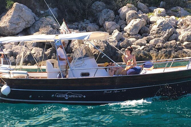 private-boat-trip-to-capri-with-aperitif-included