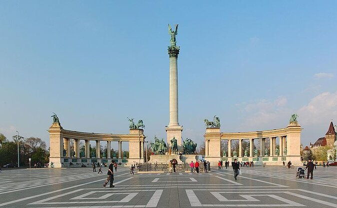private-budapest-sightseeing-tour-royal-castle-heroes-square-chain-bridge
