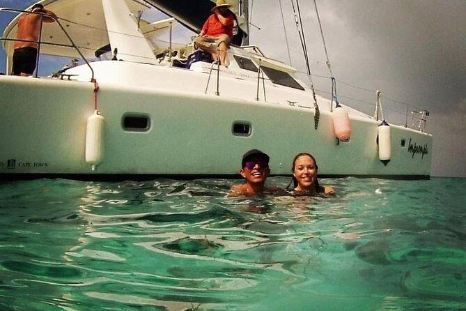 private-catamaran-cruise-around-the-southshore-of-roatan