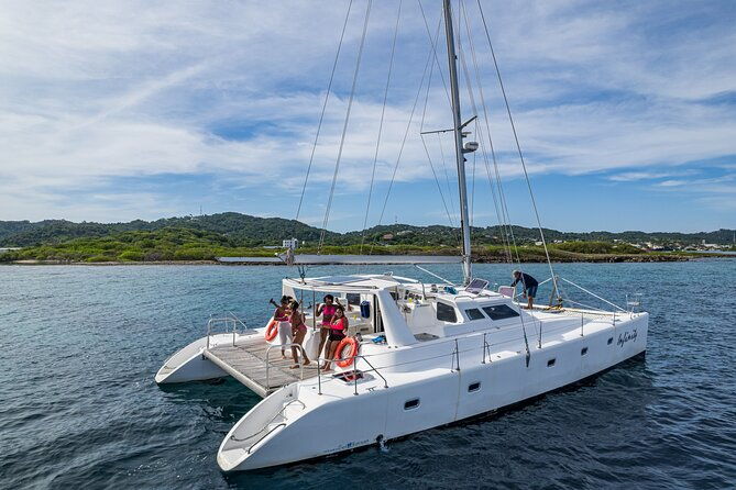 private-catamaran-cruise-around-the-southshore-of-roatan