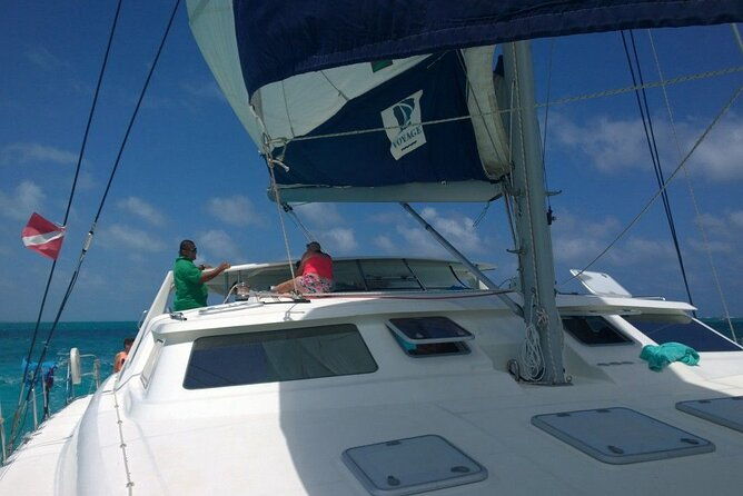 private-catamaran-cruise-around-the-southshore-of-roatan