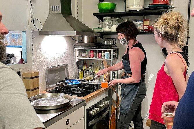 private-cava-sabrage-and-paella-class-in-barcelona-2