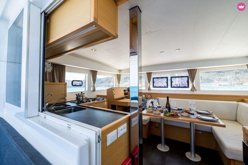 private-charter-to-comino-surroundings