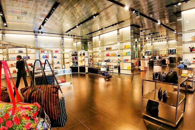 private-chauffeur-for-shopping-to-the-mall-and-prada-outlet-space-2