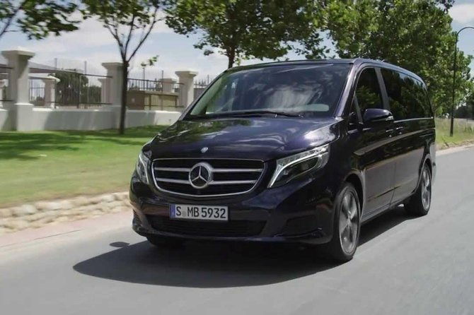 private-chauffeured-minivan-tour-of-oxford-from-london-with-a-blue-badge-guide