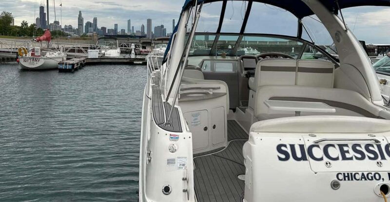 private-chicago-boat-rental-explore-chicagos-skyline