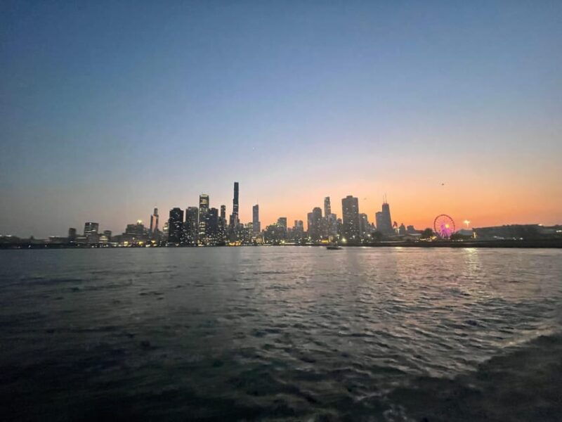 private-chicago-boat-rental-explore-chicagos-skyline
