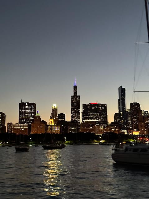private-chicago-boat-rental-explore-chicagos-skyline
