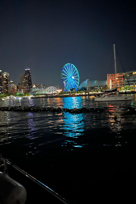 private-chicago-boat-rental-explore-chicagos-skyline