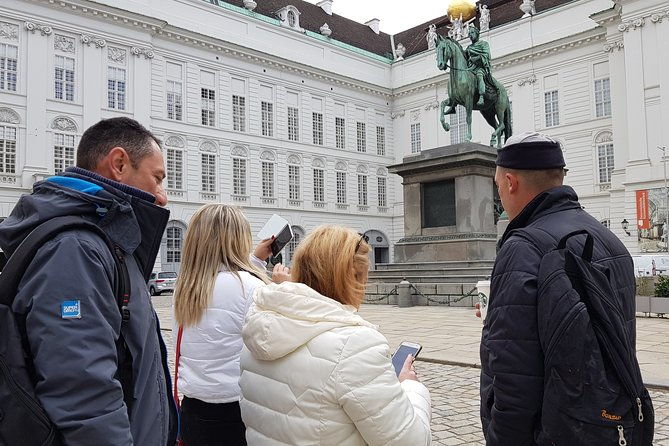private-city-discovery-walk-historical-treasure-hunt