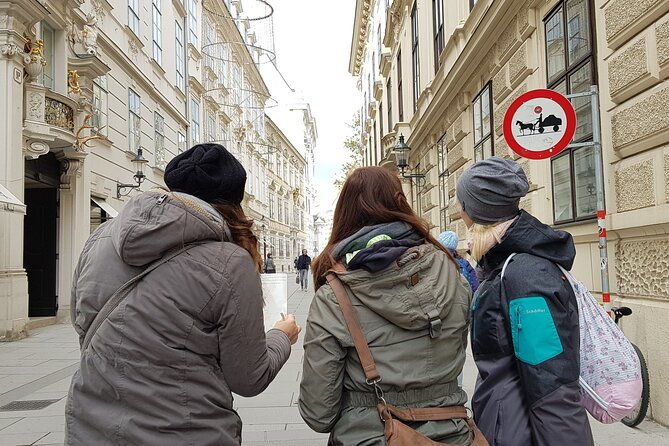 private-city-discovery-walk-historical-treasure-hunt