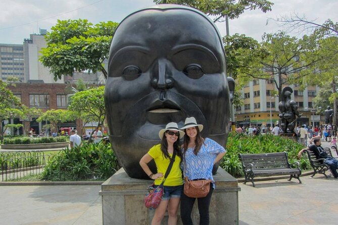 private-city-tour-medellin-with-comuna-13-tour