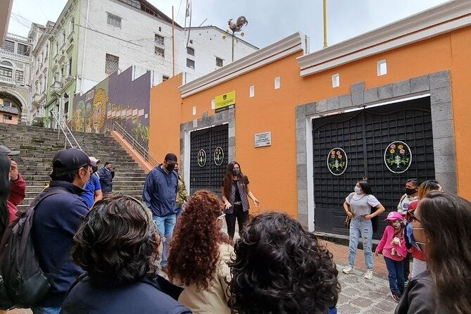 private-colonial-walk-trough-the-old-town-in-quito