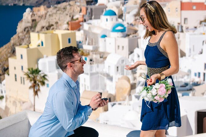 private-couple-photoshoot-in-santorini-with-30-edited-photos-2