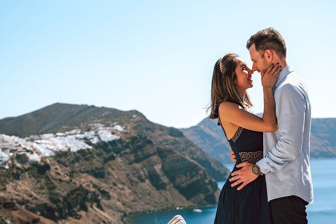 private-couple-photoshoot-in-santorini-with-30-edited-photos-2