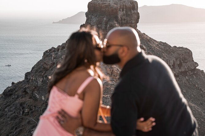 private-couple-photoshoot-in-santorini-with-30-edited-photos