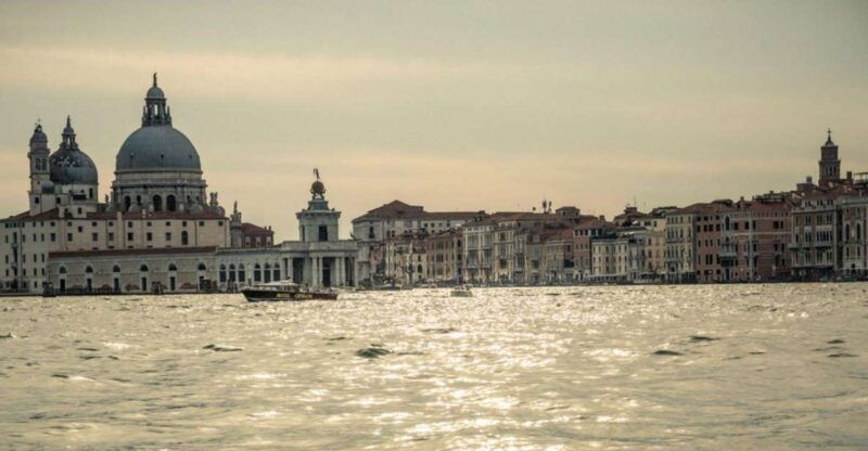 private-cruise-venice-viewed-by-the-water