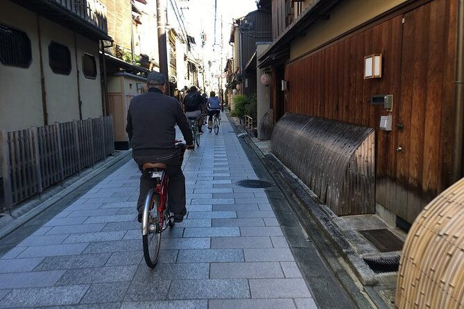 private-cycling-tour-by-e-bike-am-with-an-authorized-guide