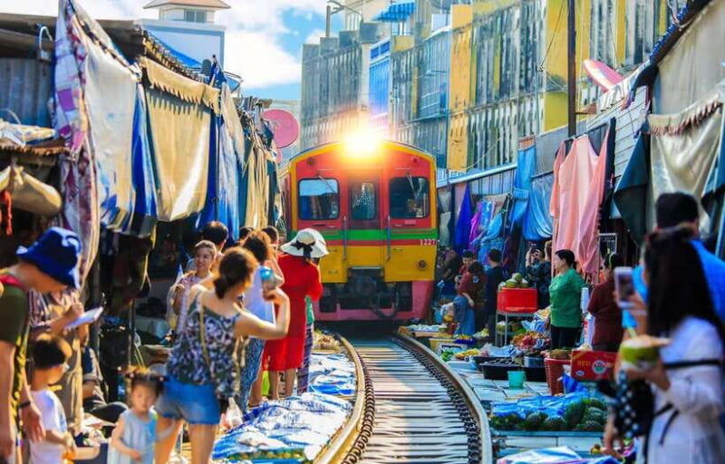 private-damnoen-saduak-floating-market-railway-wat-more