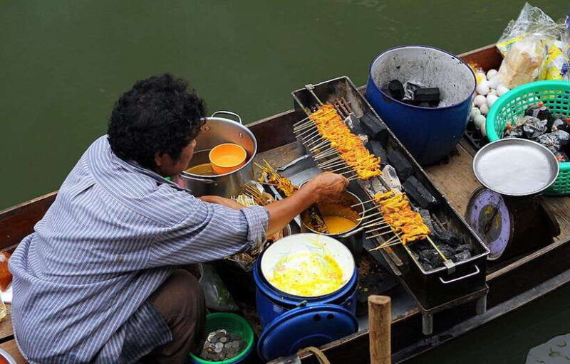 private-damnoen-saduak-floating-market-railway-wat-more