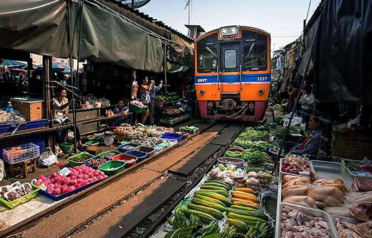private-damnoen-saduak-floating-market-railway-wat-more