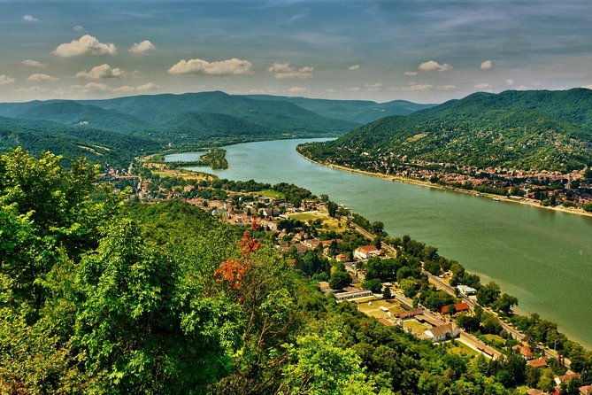 private-danube-bend-experience-with-a-comfortable-air-conditioned-car