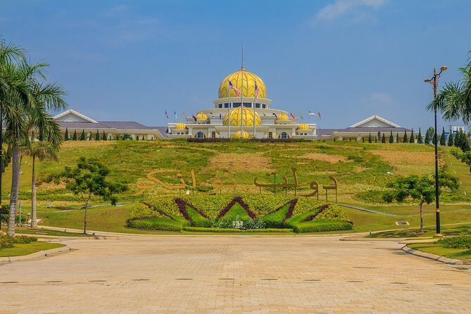 Private Day Kuala Lumpur Photographic Tour With Petronas Twin Tower & Batu Caves - Spiritual and Cultural Stops: Thean Hou Temple and Batu Caves