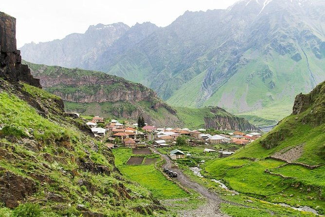 private-day-tour-in-kazbegi-stepantsminda