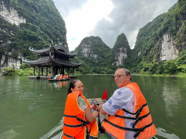private-day-tour-thien-ha-cave-local-family-trang-an