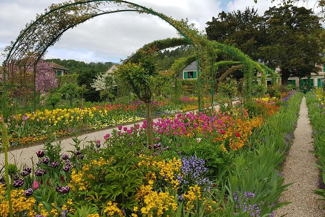 private-day-tour-to-giverny-gardens-and-rouen-from-paris