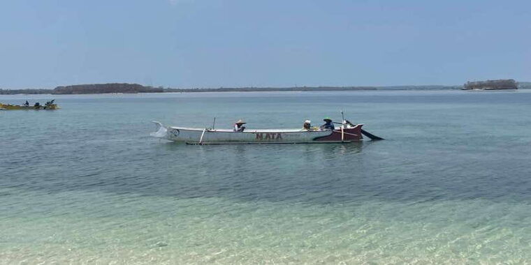 private-day-tour-to-pink-beach-sand-island-gili-petelu
