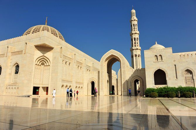 Private Day Trip to Grand Mosque & Wahiba Sands - Journey to Wahiba Sands: The Heart of Oman’s Desert