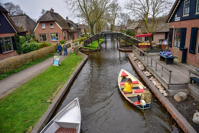 private-daytrip-giethoorn-and-windmills-of-zaanse-schans-from-amsterdam