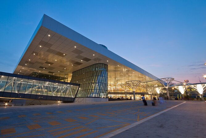 private-door-to-door-airport-split-transfer-up-to-15-people