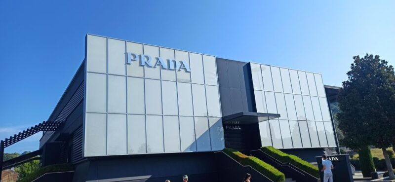 private-driver-for-shopping-to-the-mall-and-prada-outlet