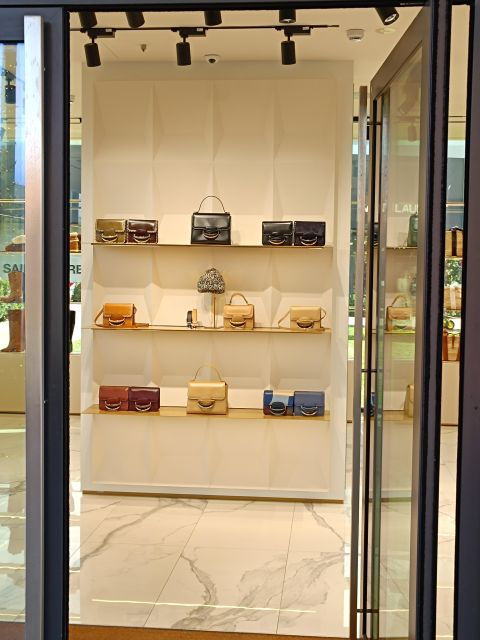 private-driver-for-shopping-to-the-mall-and-prada-outlet